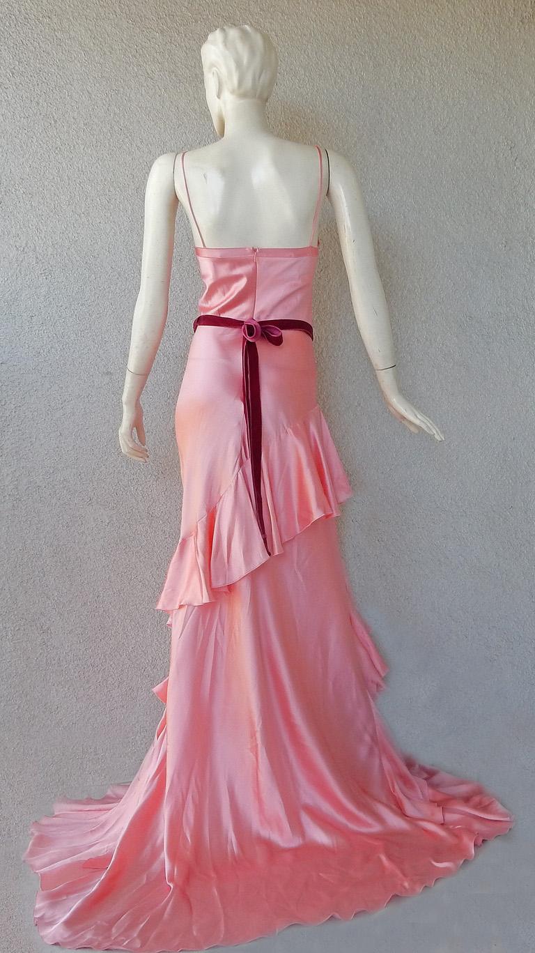 Gucci „Pretty in Pink“ Schräg geschnittenes Laufsteg-Kleid  im Angebot 4