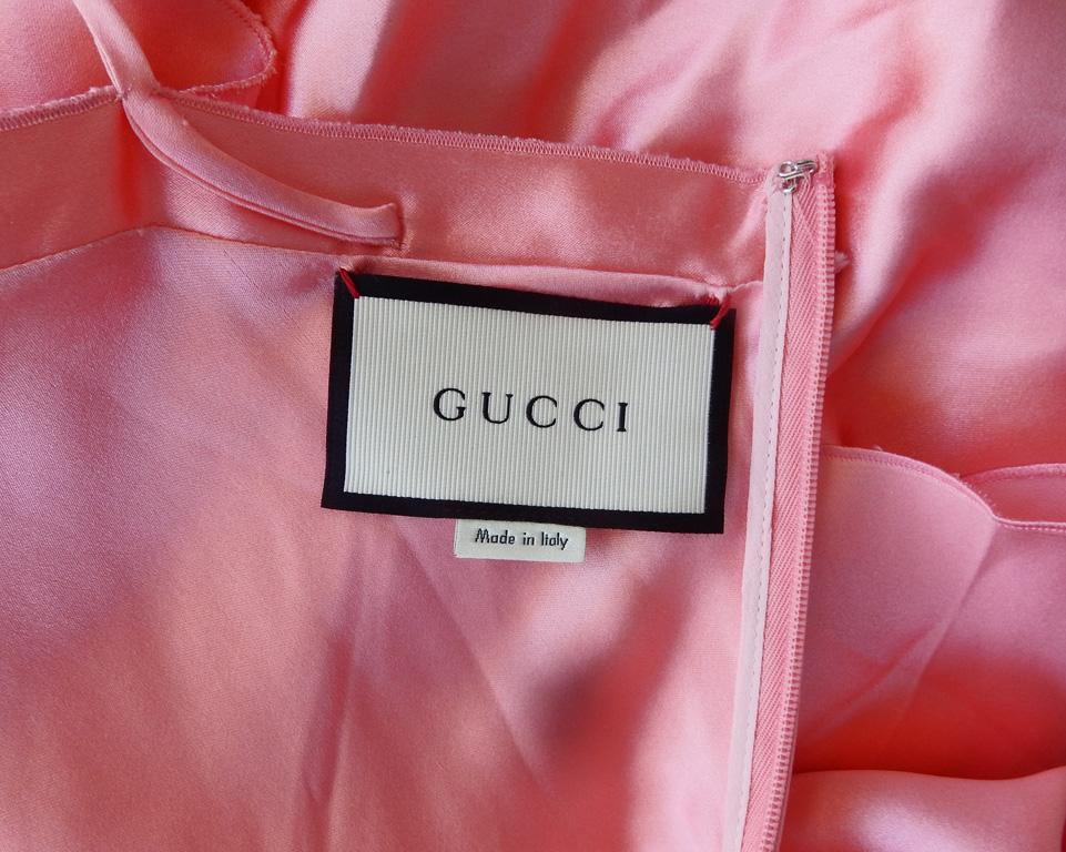 Gucci „Pretty in Pink“ Schräg geschnittenes Laufsteg-Kleid  im Angebot 5