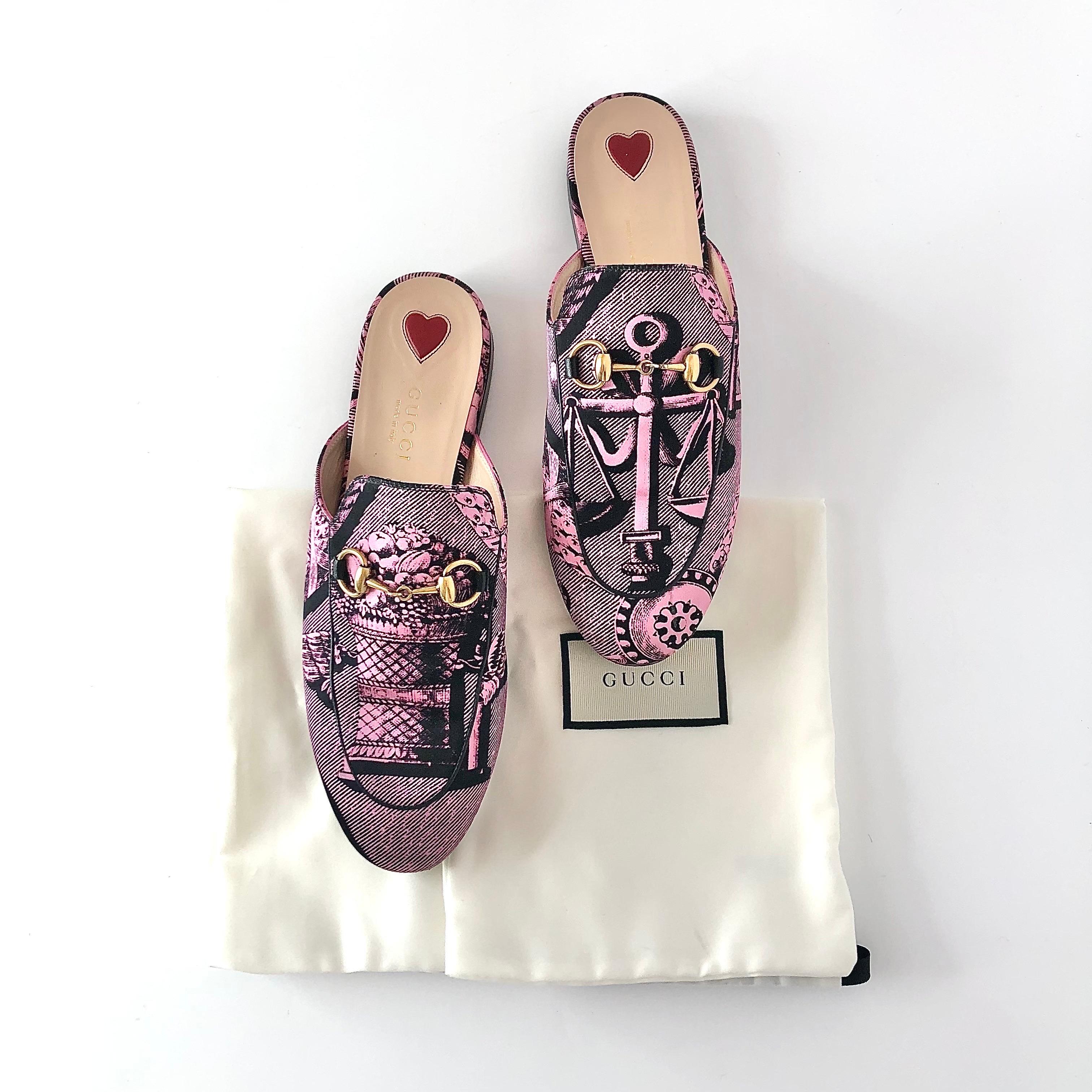 Gucci Princetown Horsebit stampato Mules Slip On Loafers
Con sacchetti per la polvere
Colore Multi
Taglia 36EU
Tomaia in tessuto
Foderato in pelle
Suola in cuoio
Dettaglio morsetto sulla tomaia
Punta a mandorla 
Tacco basso
Segni di normale