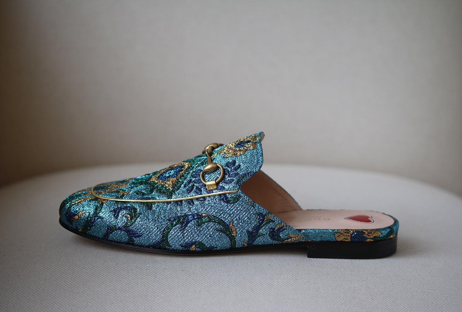 Signature goldtone horsebit hardware adds understated branding to a striking mule loafer patterned in a lush, overblown design and trimmed with leather piping. Leather and textile upper/leather lining and sole. Made in Italy. Colour: blue.

Size: EU