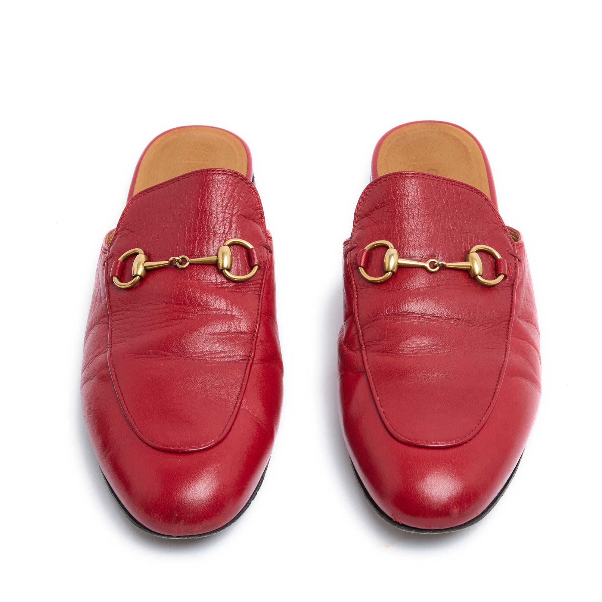 Gucci Princetown Modell Loafers aus rotem Leder mit Hufeisenmuster aus goldenem Metall. Größe 39EU oder UK6 und US8.5, Absatz 1 cm, Innensohle 25 cm (fällt etwas klein aus). Die Pantoletten wurden getragen, sind aber in sehr gutem Zustand, perfekt