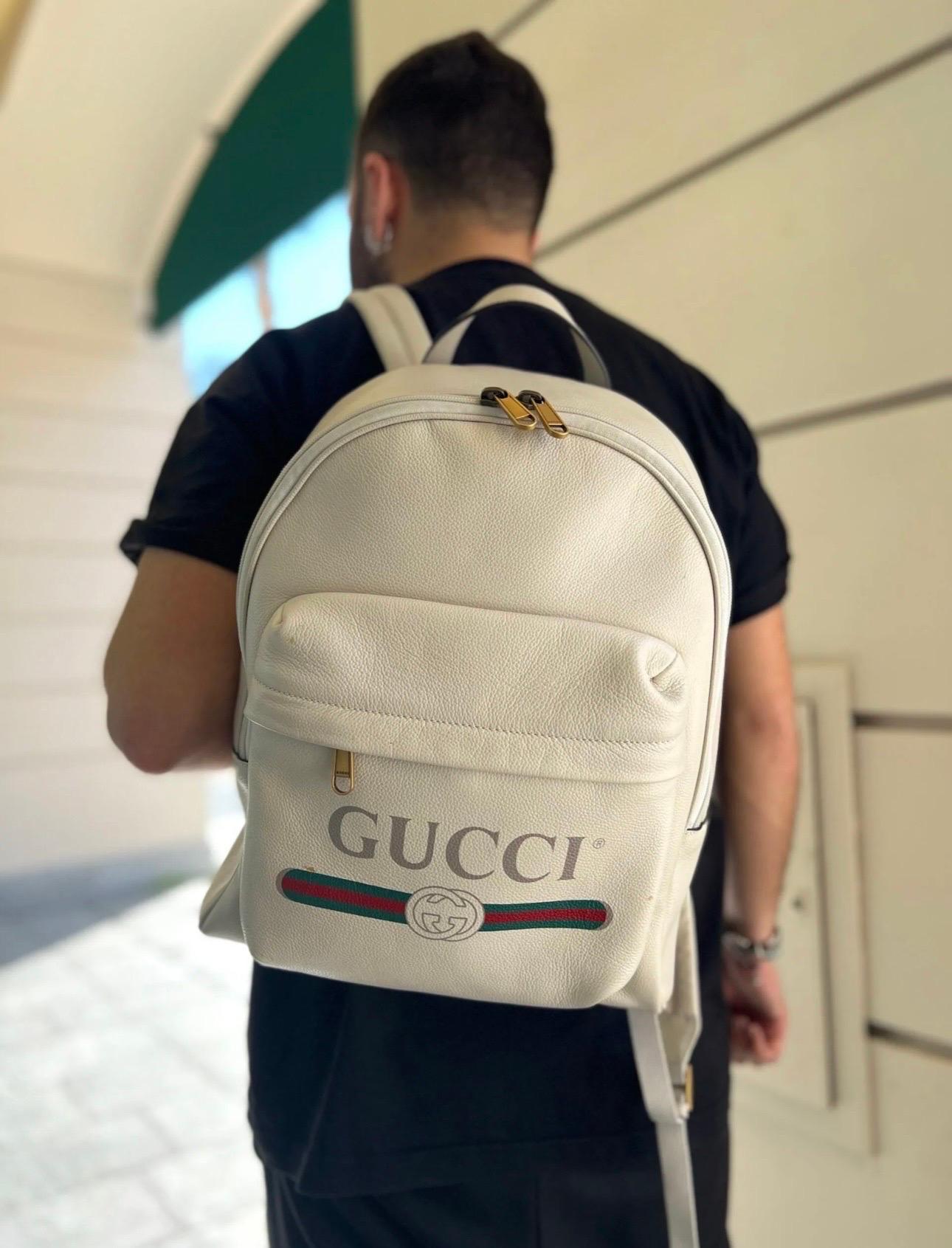 Gucci backpack, made of white leather and golden hardware.
The product is equipped with a zip closure, internally lined with white canvas, very roomy.
There are also two adjustable leather handles and two zip pockets, one external and the other