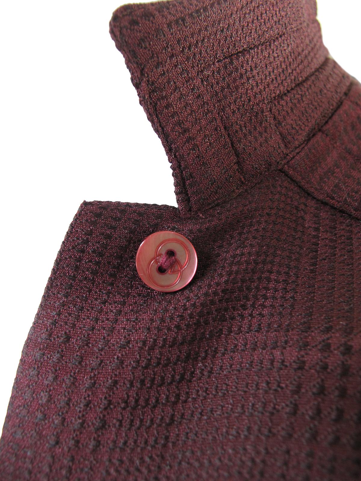 1980s Gucci silk herringbone blouse with plastic GG buttons. 
Condition: Very good. Size 38/ US Medium

We accept returns for refund, please see our terms. We offer free ground shipping within the US