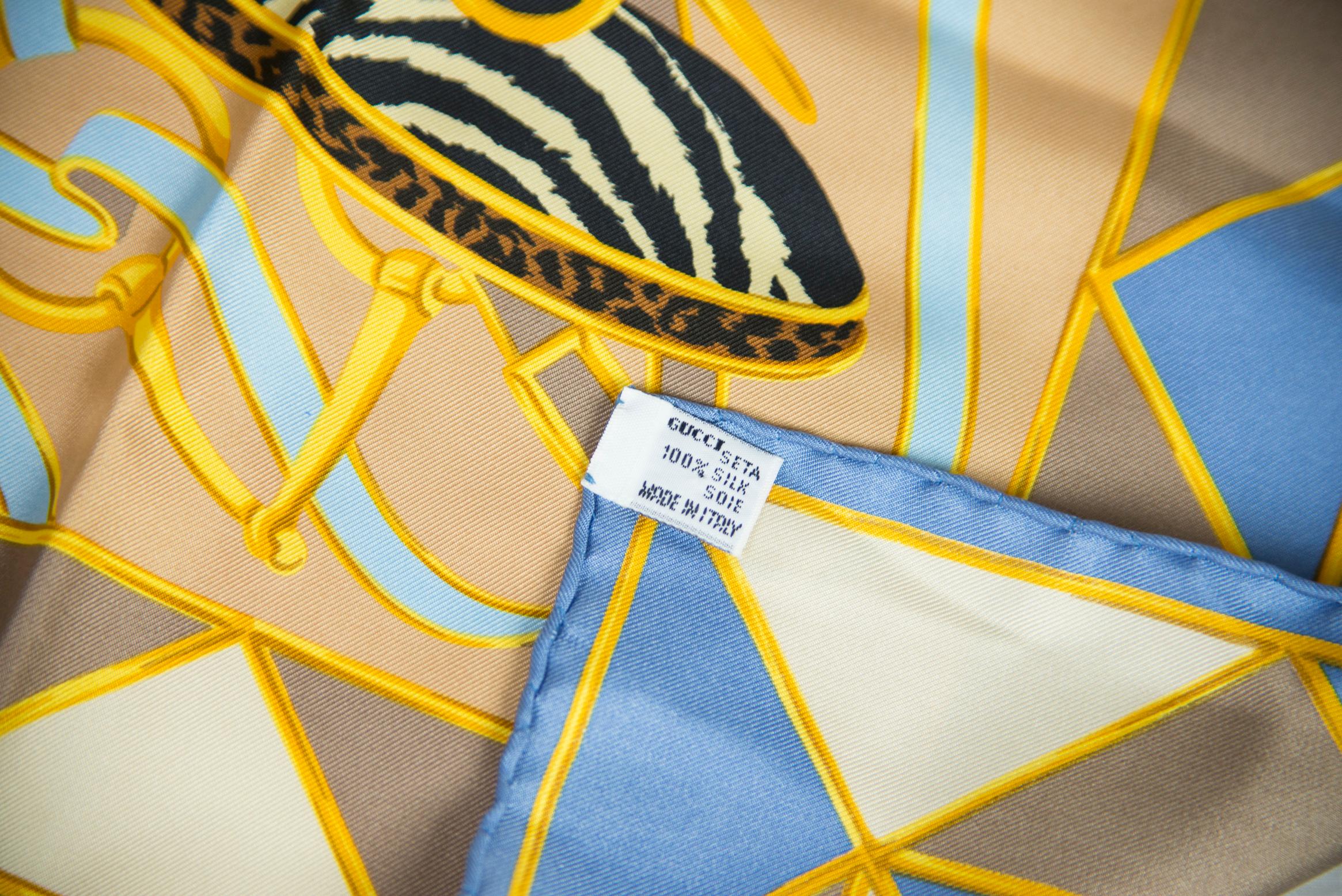 Gucci Quadratischer Schal aus bedruckter Seide-Twill (Braun) im Angebot