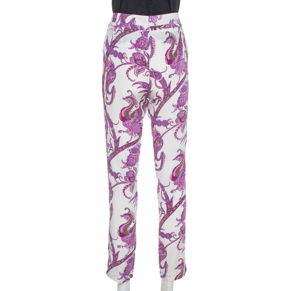 Estos preciosos pantalones proceden de la casa Gucci. Confeccionados en pura seda, llevan un estampado paisley abstracto y tienen un impresionante exterior en tonos morados. Tienen un detalle de lazo en la cintura, cierre de cremallera y una silueta
