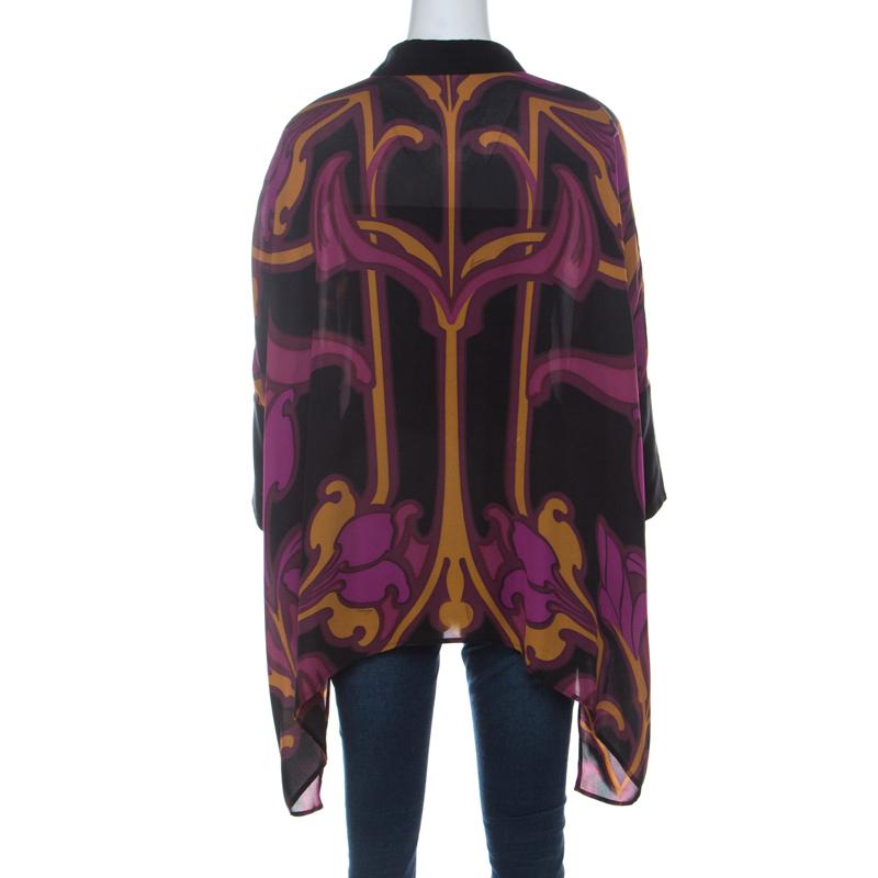 Create an ultra-chic look that is sure to stand out with this Gucci cape shirt. Constructed in purple printed silk, this creation is tailored in a relaxed silhouette and features a classic collar along with button fastenings. This amazing piece will