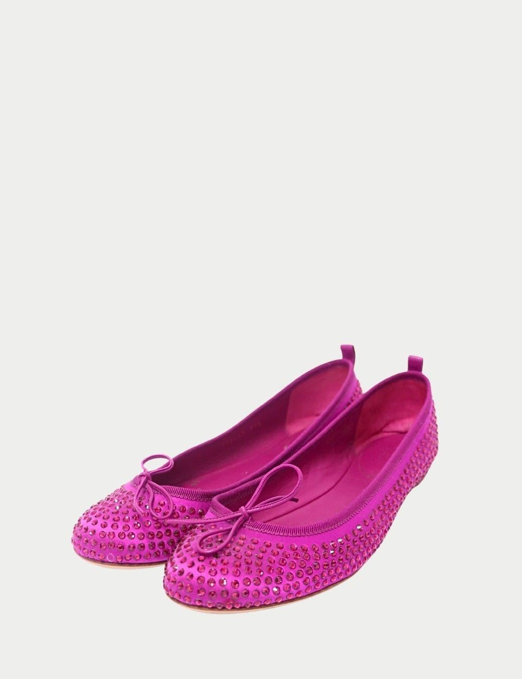 Ballerines Gucci en cristal violet - L'élégance étincelante à chaque pas

Entrez dans le luxe avec ces ballerines Gucci en cristal violet, conçues pour les femmes qui apprécient l'élégance intemporelle avec une touche de modernité. Confectionnées en
