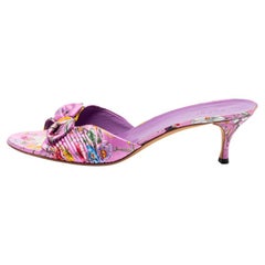 Lila Satin-Sandalen mit Blumendruck und Schleife von Gucci Größe 41