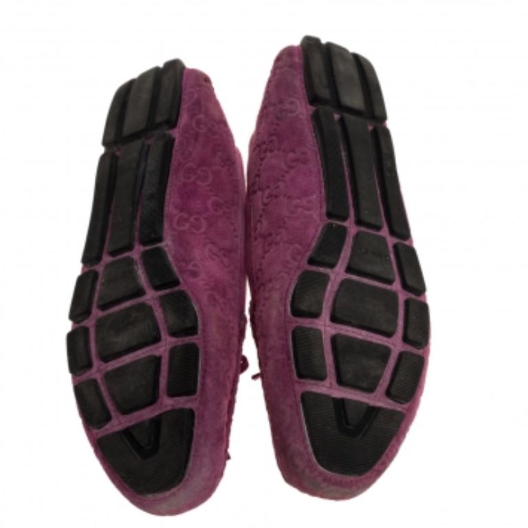 Add value to your ensemble by slipping into this pair of loafers from Gucci. Made from purple GG-detailed suede, they feature bow details on the uppers and leather lining. Soft and plush, these shoes are sure to bring you comfort.