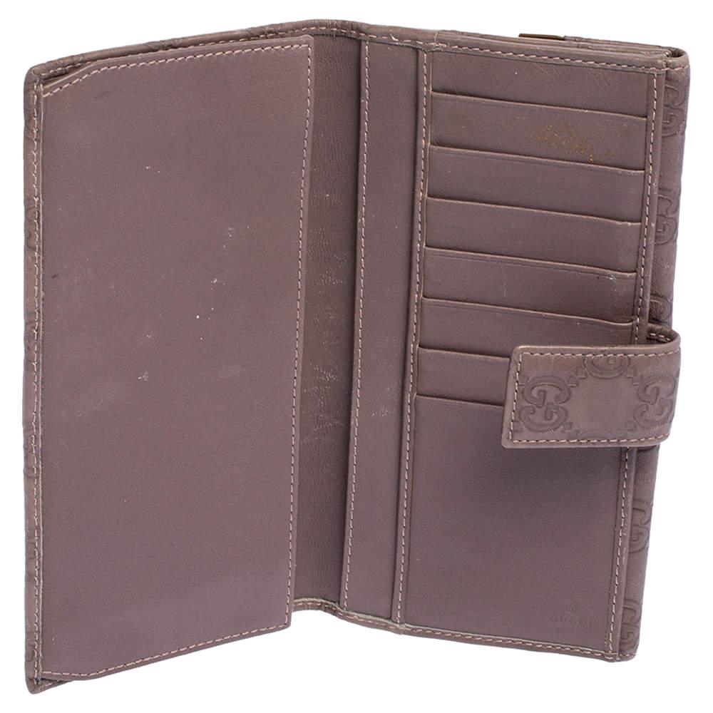A Gucci continental wallet is just what you need to own for your monetary essentials. It has been crafted from Guccissima leather and styled with the logo plate on the flap. It comes with a leather and fabric-lined interior.