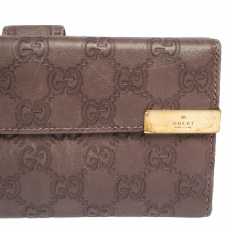 A Gucci continental wallet is just what you need to own for your monetary essentials. It has been crafted from Guccissima leather and styled with the logo plate on the flap. It comes with a leather and fabric-lined interior.