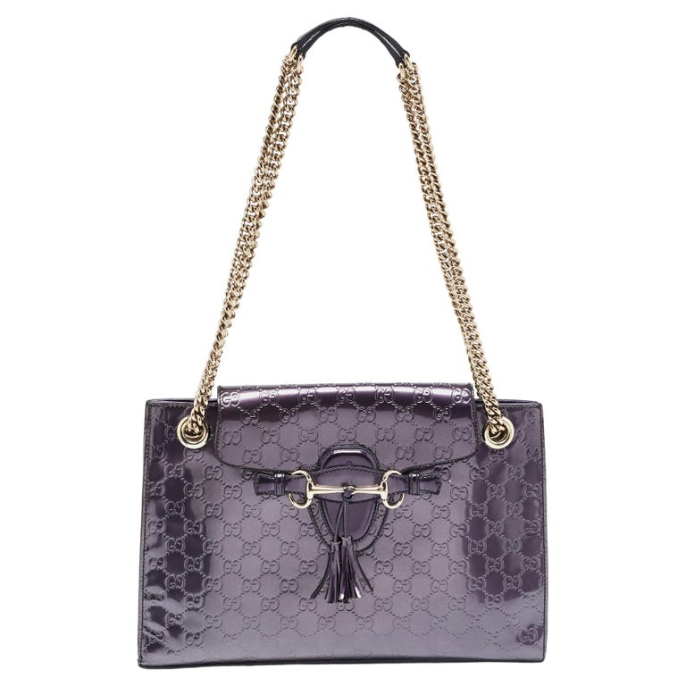 Gucci - Sac à bandoulière en cuir verni violet « Emily » avec grande chaîne  En vente sur 1stDibs