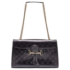 Bolso de hombro mediano con cadena Emily de Gucci en charol púrpura Guccissima