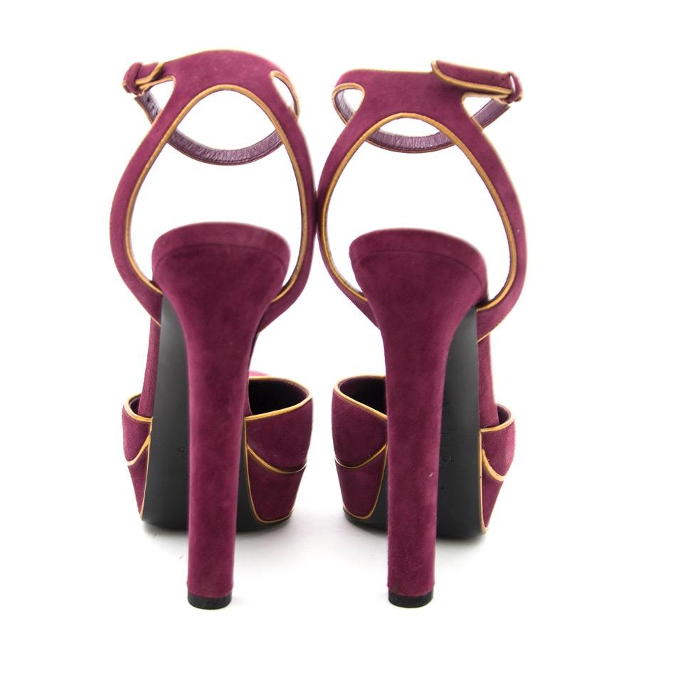 Gucci Huston Mary Jane platform pumps in purple suede and gold details. These heels are a real show stopper. Make a statement and spice up your wardrobe with these Mary Jane pumps! 