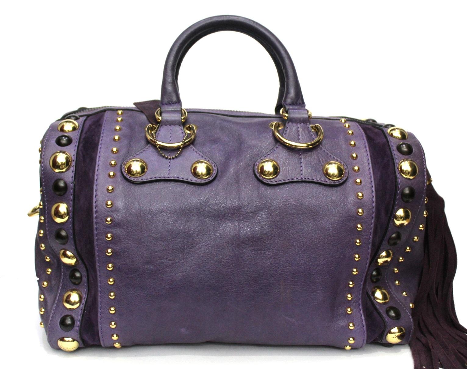 Gucci bag Babouska Boston line made of leather and purple suede decorated with golden studs. Double leather handle, large comfortable and practical. Zip closure, internally large.
The bag is in good condition.