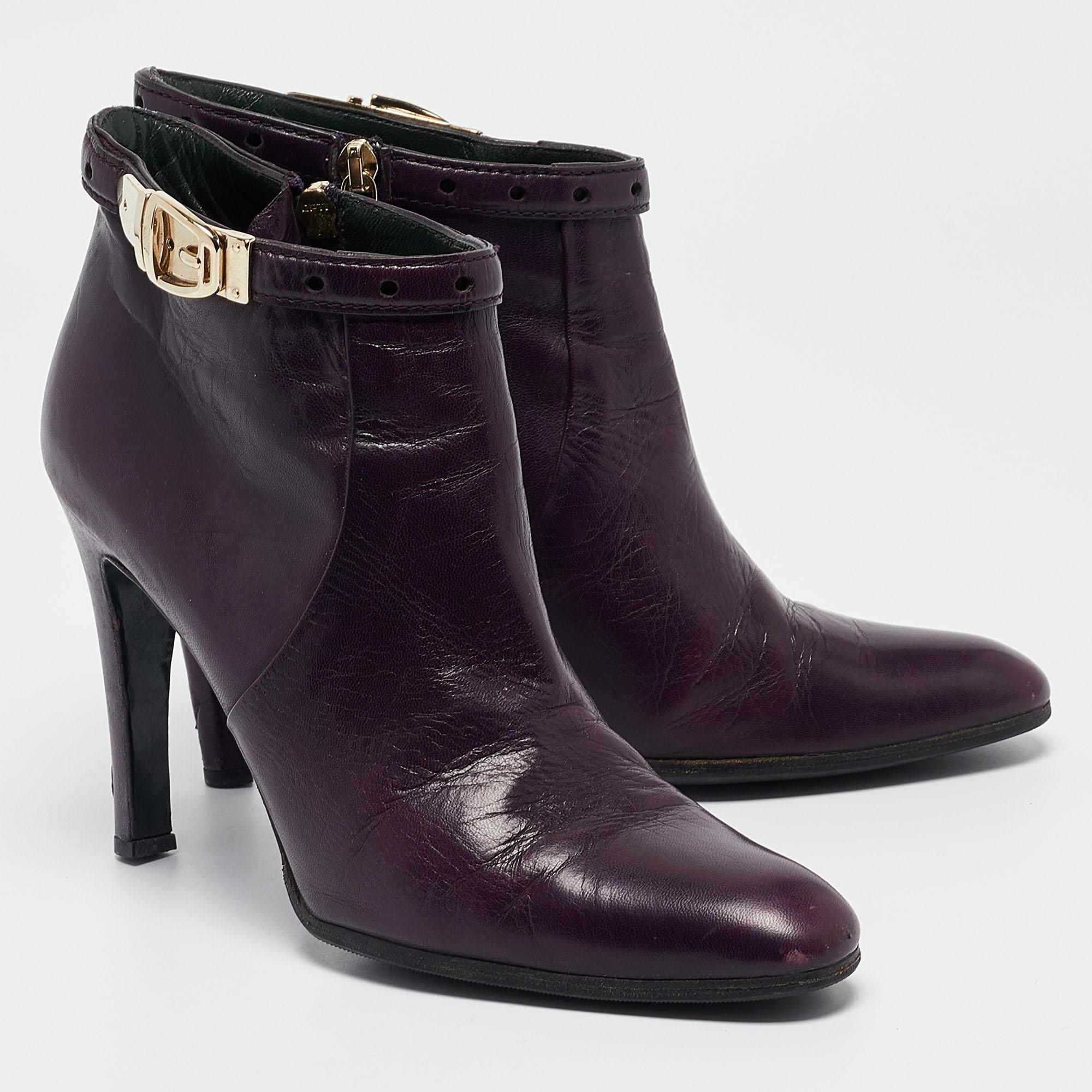 Bottines Gucci en cuir violet avec boucle, taille 37,5 Bon état - En vente à Dubai, Al Qouz 2