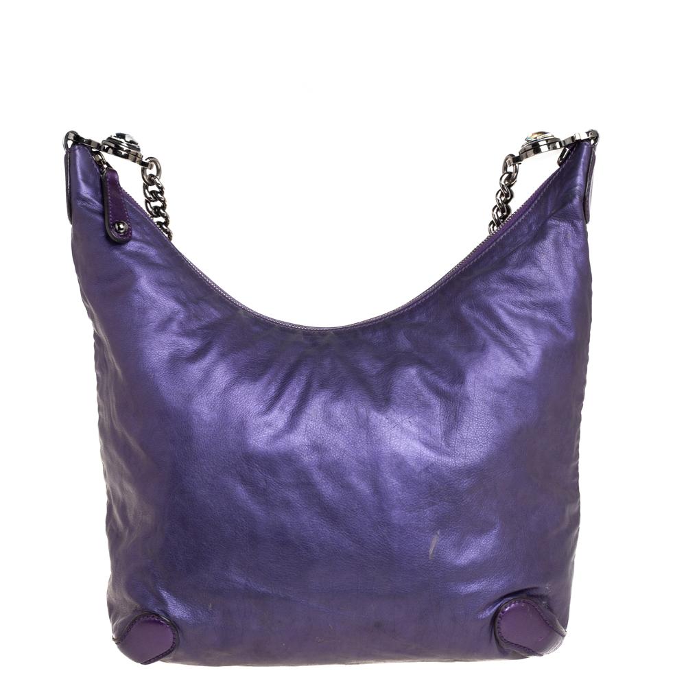 This Galaxy hobo from Gucci is effortlessly chic and stylish! Lovely in purple, it comes crafted from leather and features a single chain-link shoulder sling. It opens to a spacious fabric-lined interior that can gladly accommodate your daily