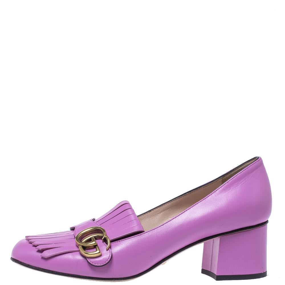 This pair of Marmont pumps by Gucci is a buy to wear and treasure. They've been crafted from quality leather and styled with folded fringes with the brand's signature GG logo in gold-tone hardware on the uppers. Square toes and a set of 5.5 cm block