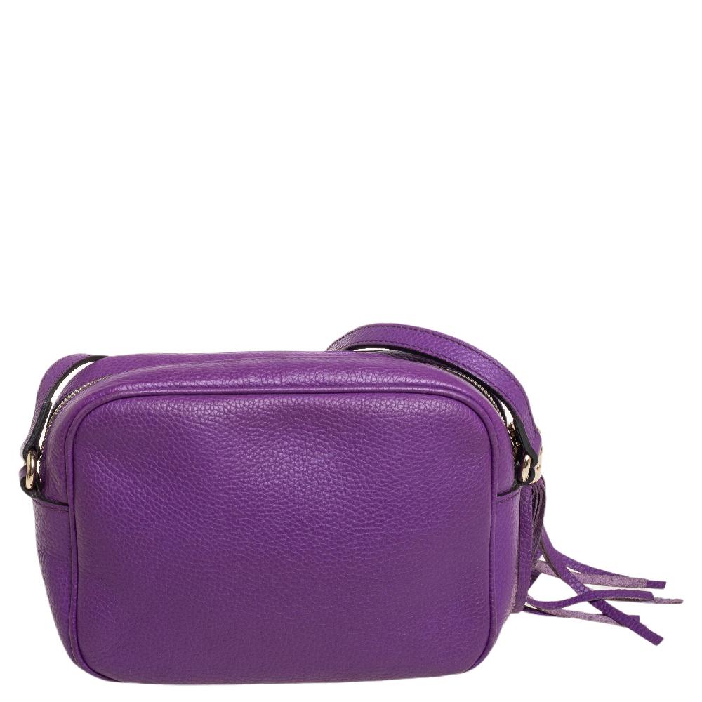 Ideal for both evening and daytime outings, this Gucci Soho Disco bag deserves to be in your closet. Made from purple leather, the exterior features an oversized interlocking G logo on the front, and the interior is secured by a zip closure. The bag