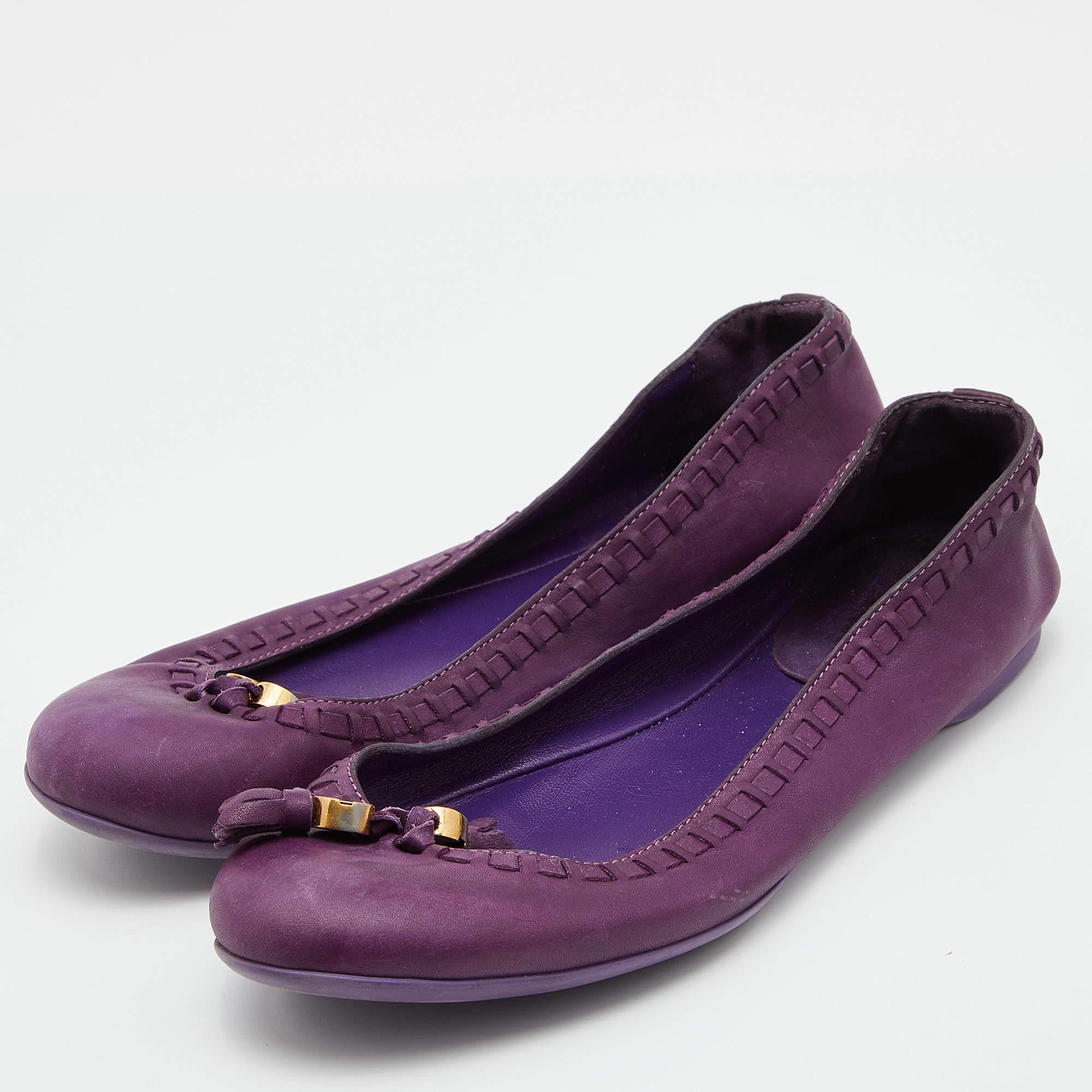 Complete your look by adding these designer ballet flats to your collection of everyday footwear. They are crafted skilfully to grant the perfect fit and style.