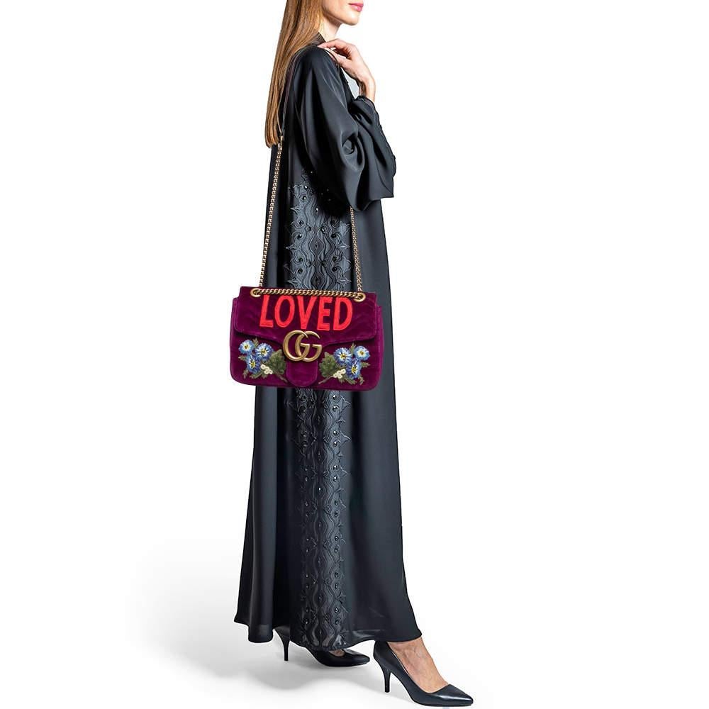 This stylish bag from Gucci has been crafted from velvet. It opens to a capacious interior that can easily hold your everyday essentials. The bag is finished with gold-tone hardware and a shoulder strap.

