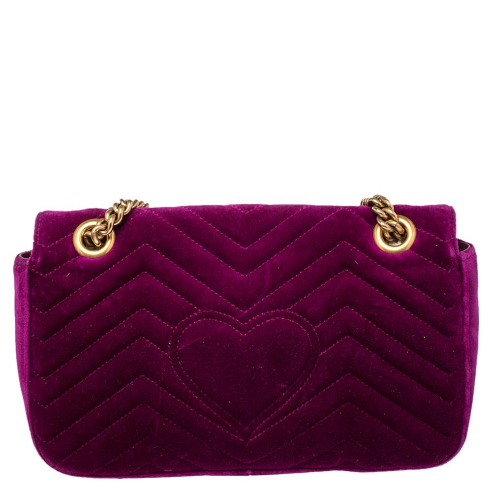 This Marmont bag has been exquisitely crafted from purple matelassé velvet and equipped with a well-sized satin interior. On the front flap, there is a GG logo and a shoulder strap is provided for you to swing the bag. In every stride, swing, and