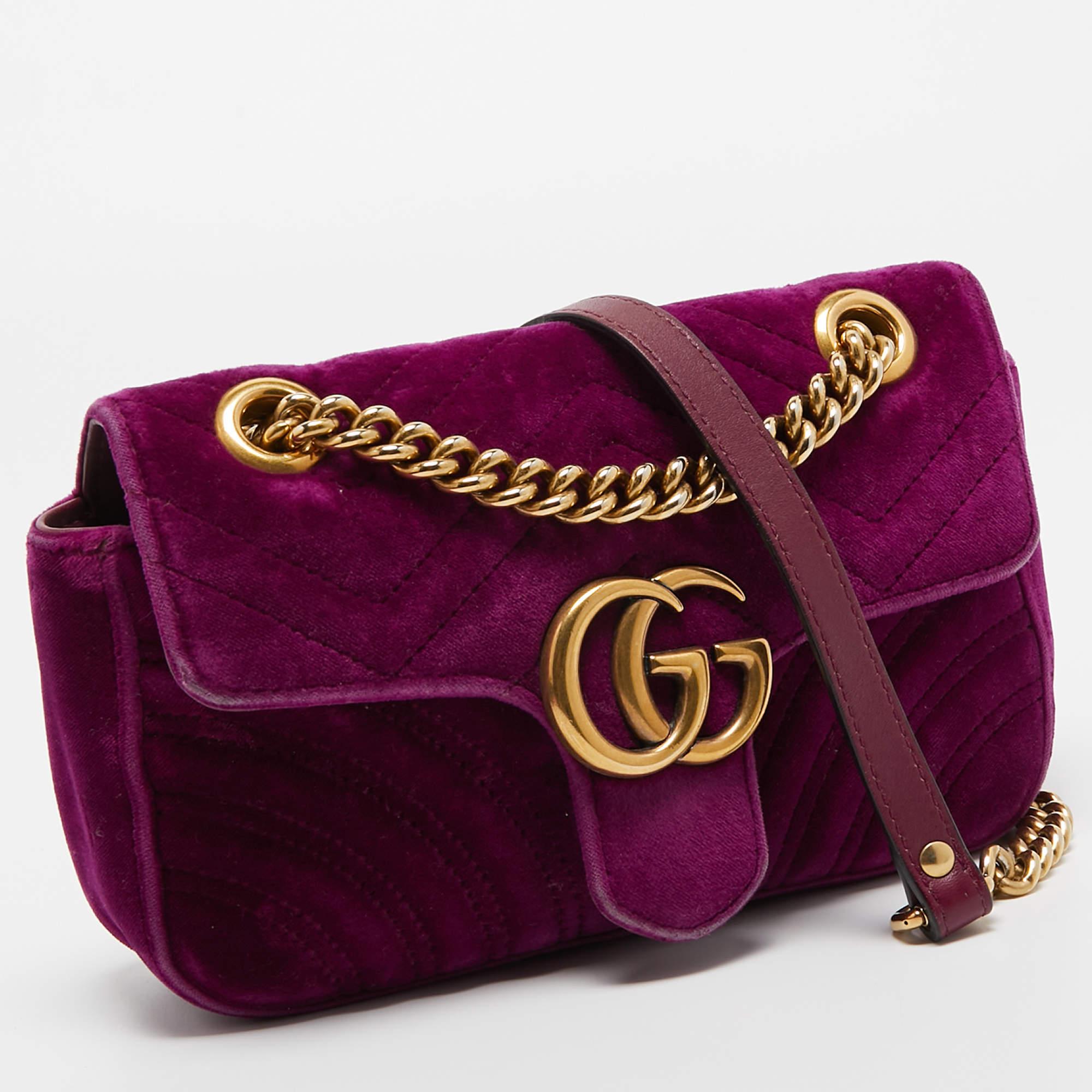Perfect for conveniently housing your essentials in one place, this Gucci bag is a worthy investment. It has notable details and offers a look of luxury.

