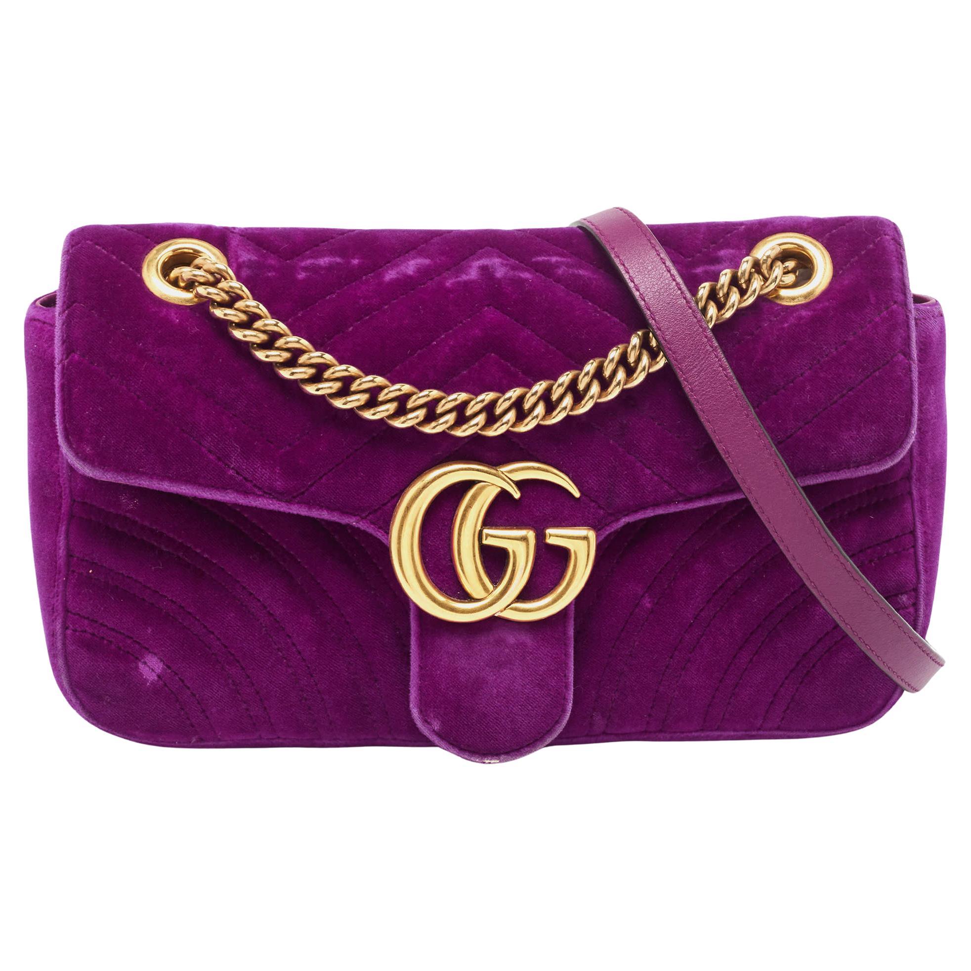 Bolso de hombro pequeño GG Marmont de terciopelo matelassé morado de Gucci