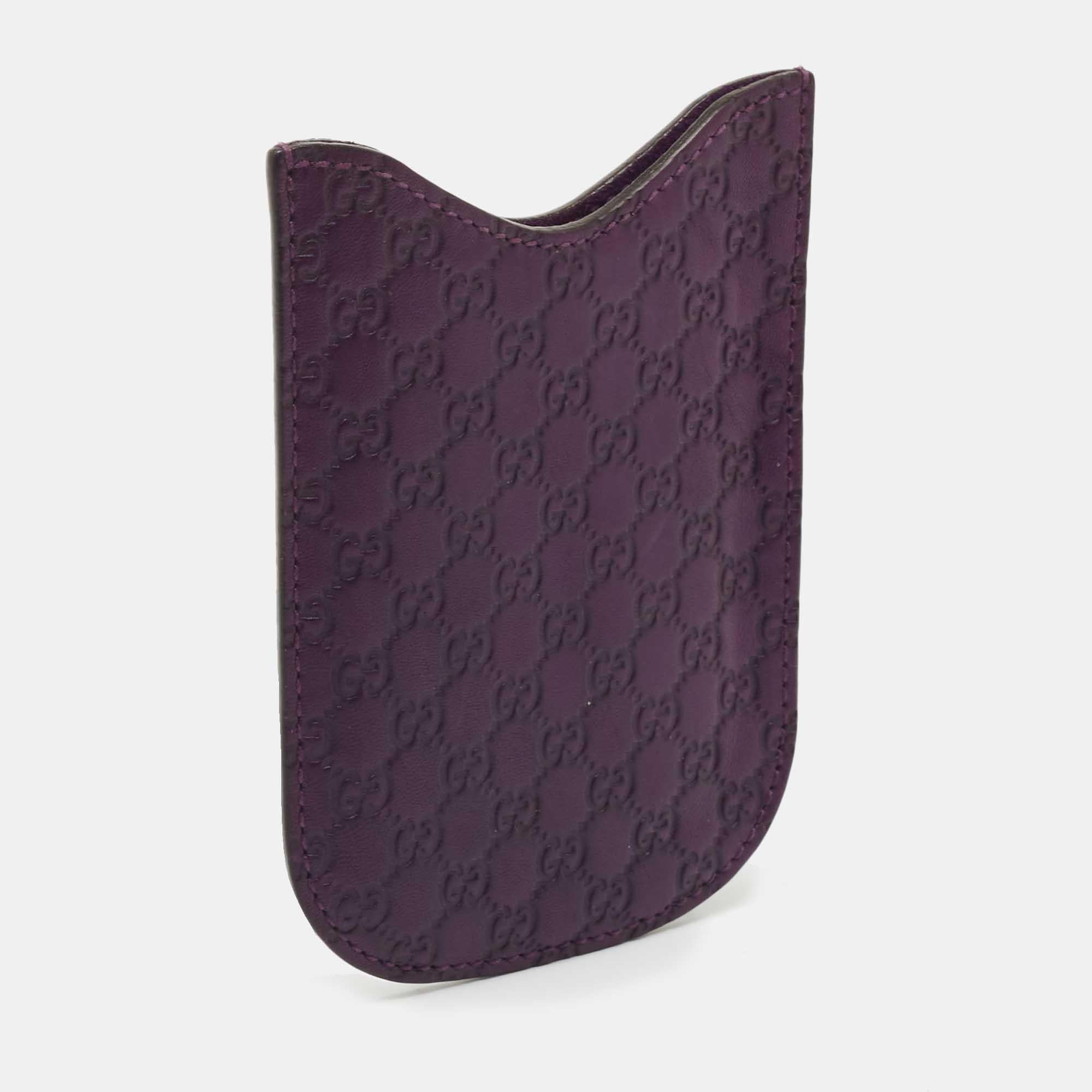 Whats not to love about items that are both functional and worthy to be flaunted This stunning Gucci case/cover has been designed smartly to safeguard your phone from any bumps  scratches  and dust.