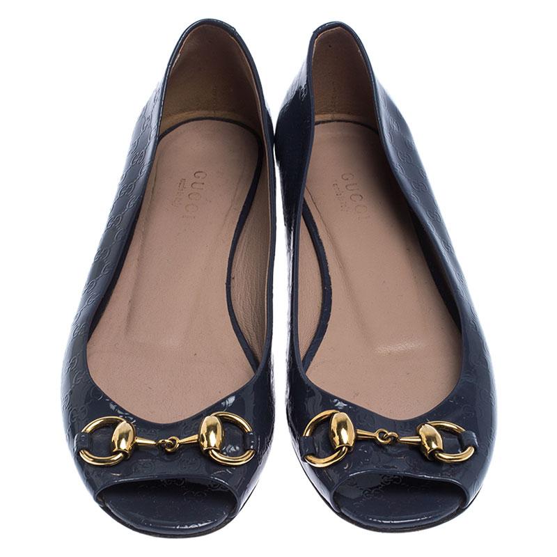 Walk with style and comfort in these ballet flats from Gucci. Crafted from Microguccissima patent leather, these flats carry peep toes, leather insoles and signature Horsebit motifs on the uppers. They are complete with the brand label on the