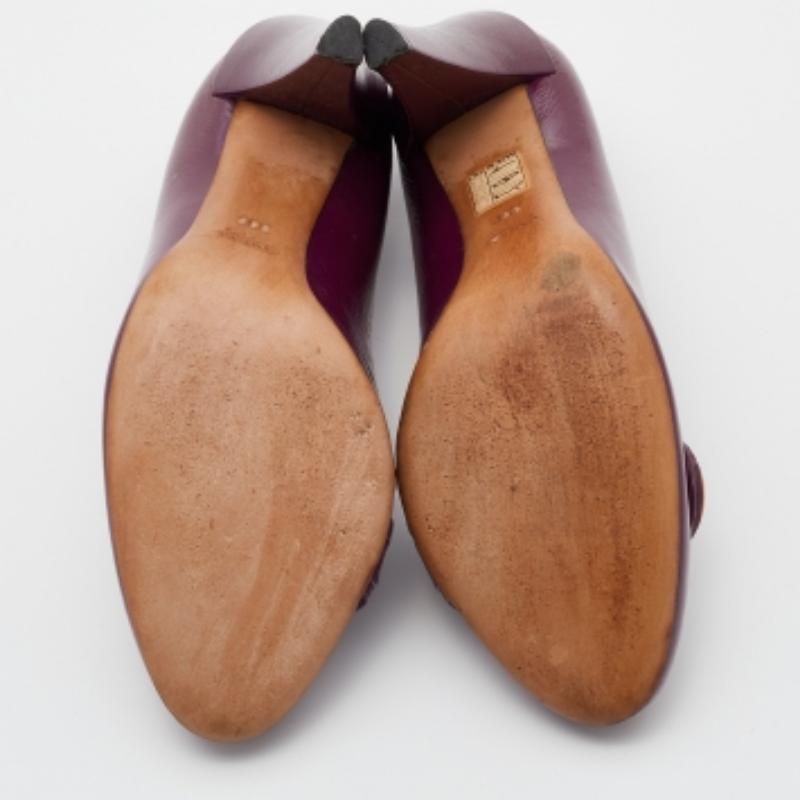 Elegantes, preciosas y chic, seguro que merece la pena añadir estas zapatillas a tu colección. Están fabricados con materiales de calidad y se colocan sobre tacones altos y finos. Combínalos con tus vestidos o pantalones ajustados.