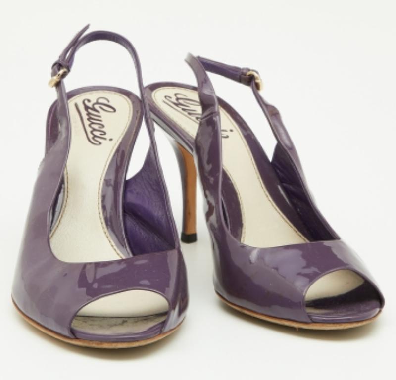 Gucci Sandalias de charol moradas con puntera abierta tamaño 38.5 en Bueno estado para la venta en Dubai, Al Qouz 2