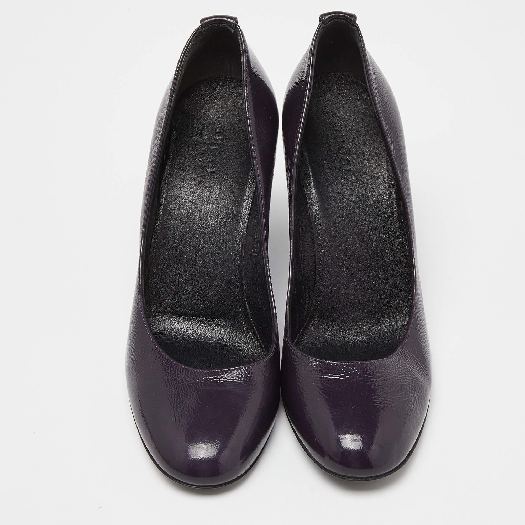 Noir Gucci escarpins compensés en cuir verni violet, taille 38 en vente