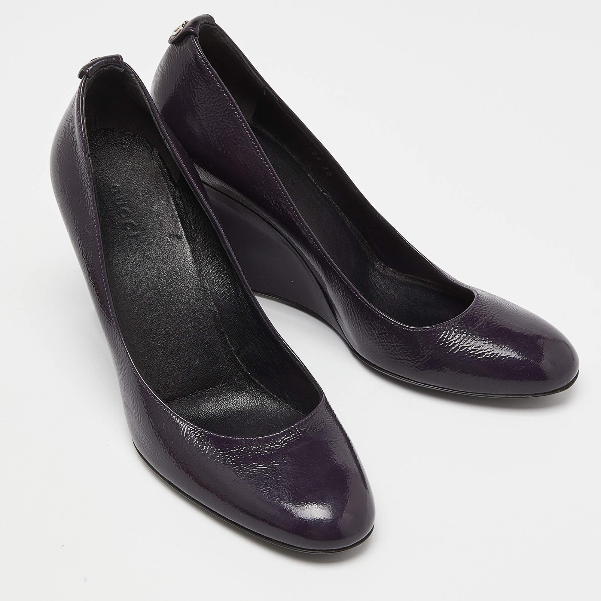Gucci escarpins compensés en cuir verni violet, taille 38 Bon état - En vente à Dubai, Al Qouz 2