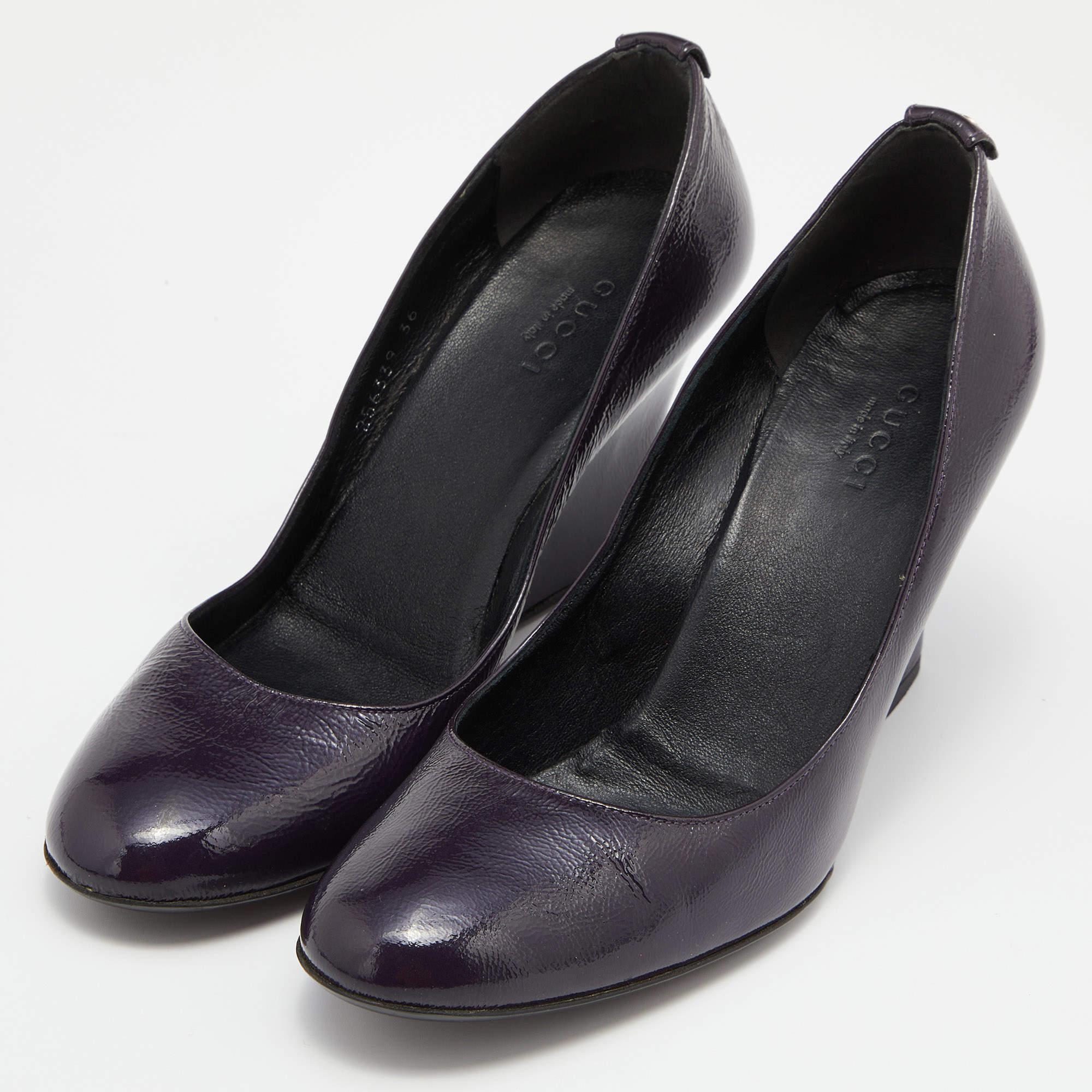 La tradición de excelencia de la casa de moda, unida a la sensibilidad del diseño moderno, hacen de estos zapatos de cuña Gucci una elección fabulosa. Te ayudarán a conseguir un look chic con facilidad.

