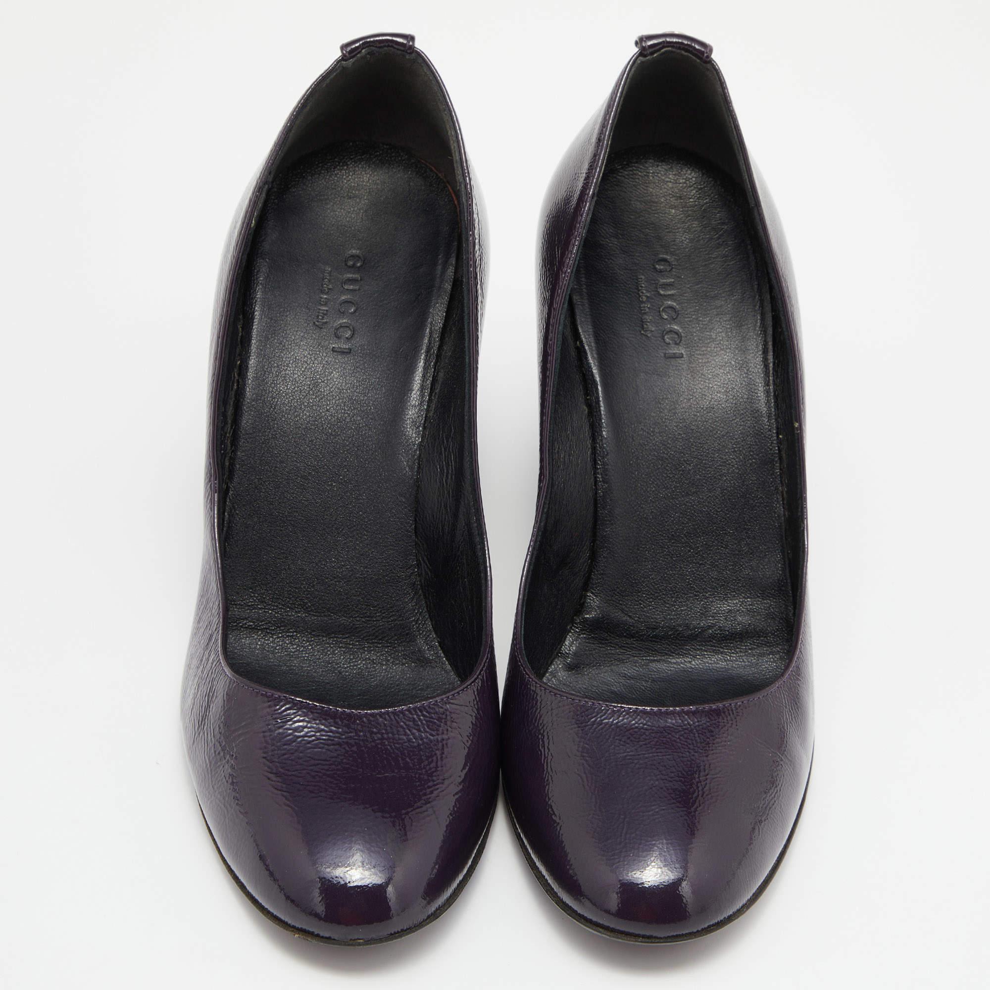 Gucci Bombas de punta redonda con cuña de charol morado talla 36 Negro en venta