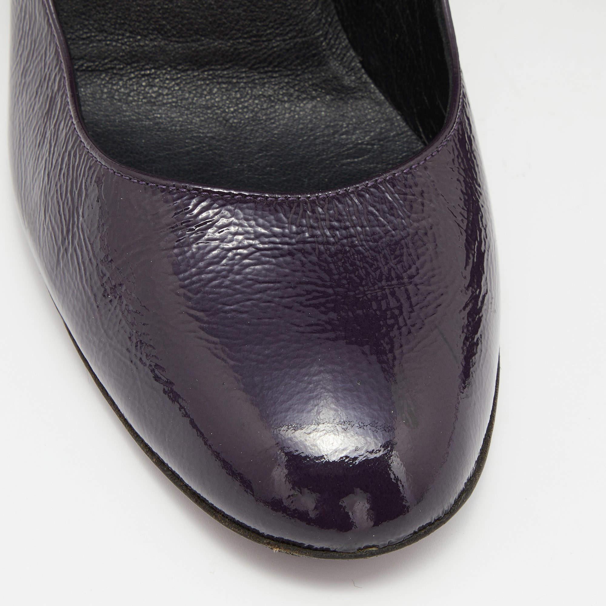 Gucci Bombas de punta redonda con cuña de charol morado talla 36 en Bueno estado para la venta en Dubai, Al Qouz 2