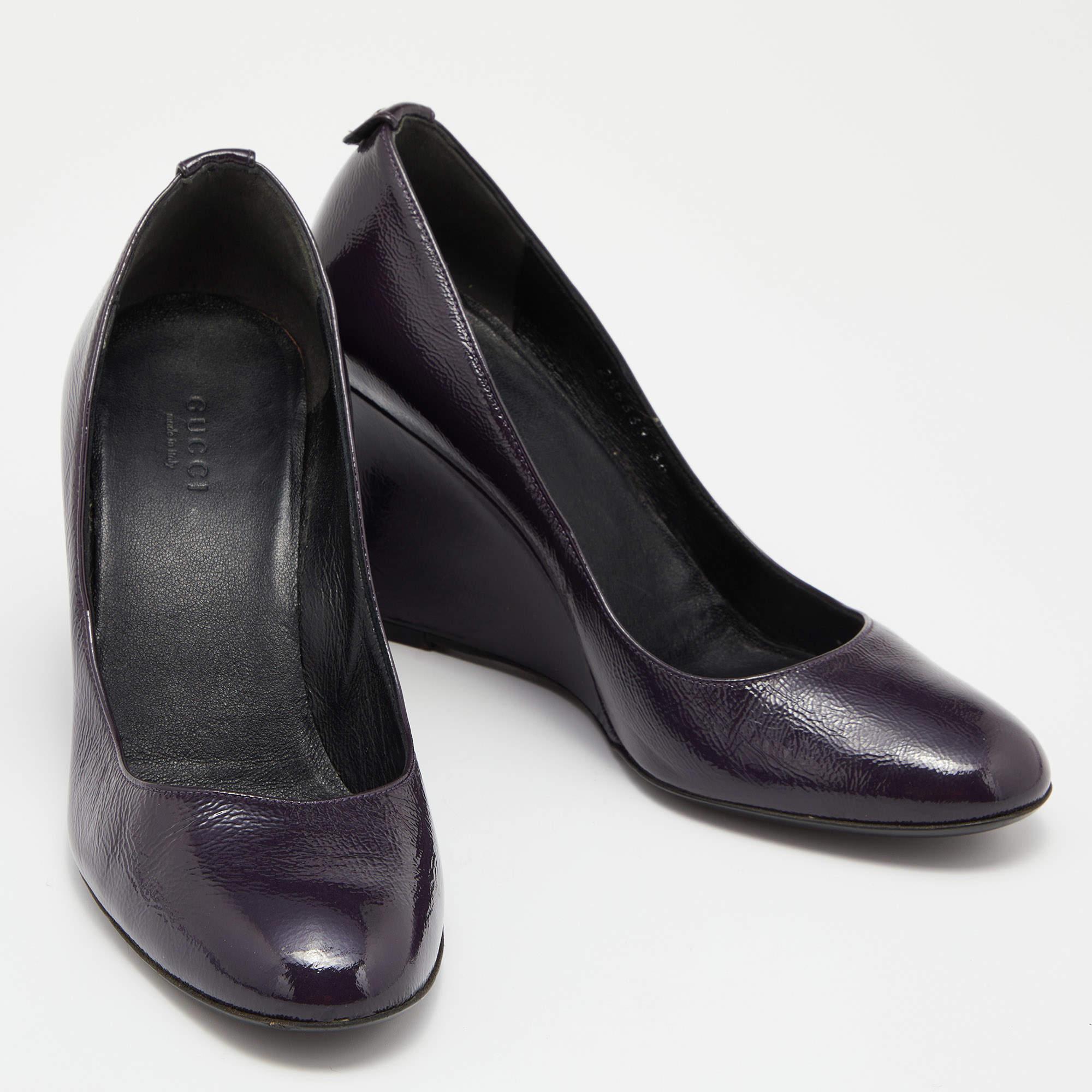 De las mujeres Gucci Bombas de punta redonda con cuña de charol morado talla 36 en venta