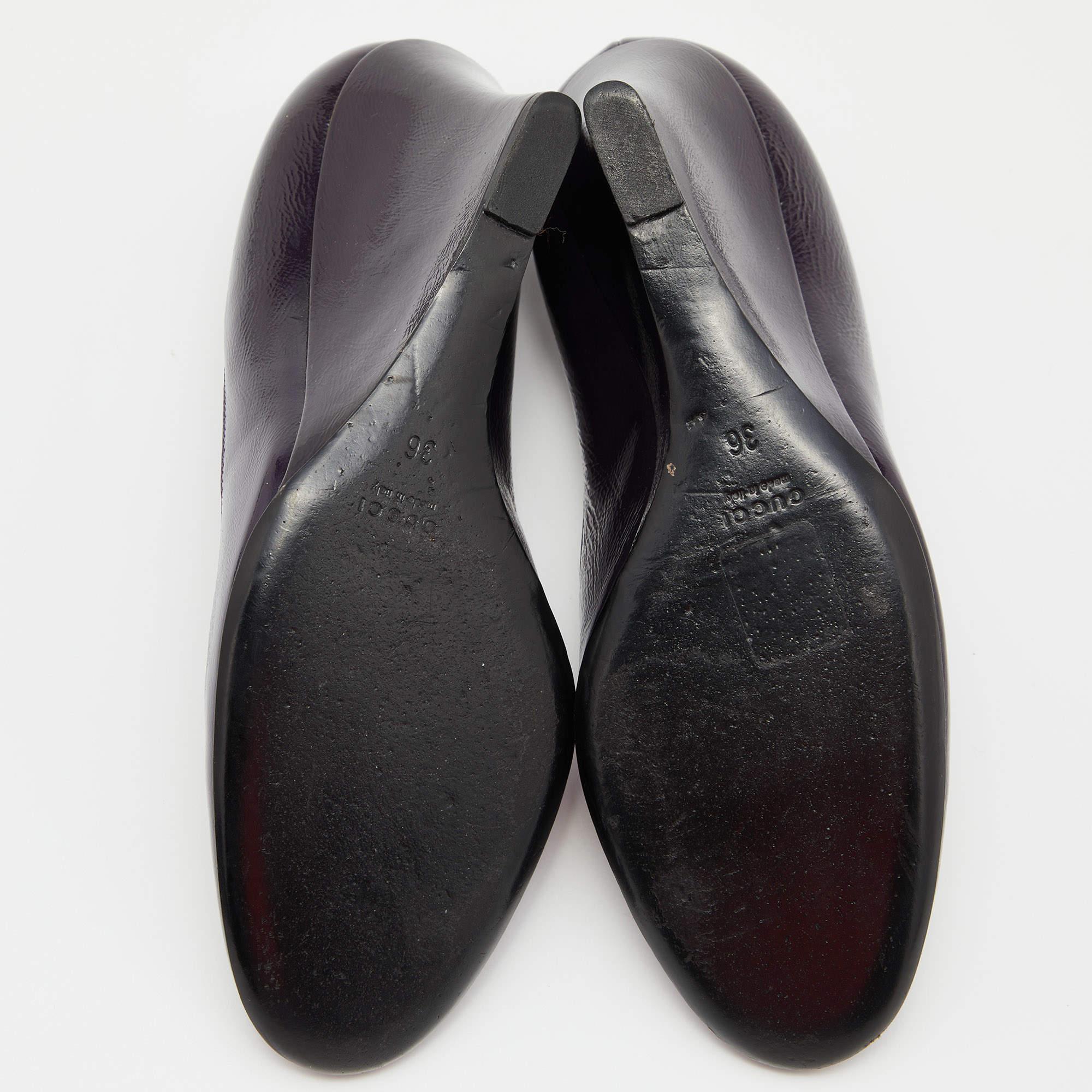 Gucci Bombas de punta redonda con cuña de charol morado talla 36 en venta 2