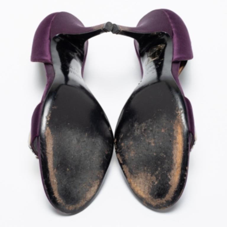 Estas sandalias Gucci destilan un estilo refinado y un encanto sofisticado gracias a su diseño minimalista. Confeccionados en satén morado, están realzados con cristales en la parte superior y se elevan sobre unos tacones finos.