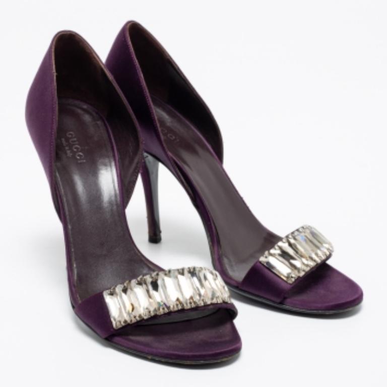 Gucci Sandalias D'orsay de satén púrpura con adornos de cristal talla 37.5 en venta 1