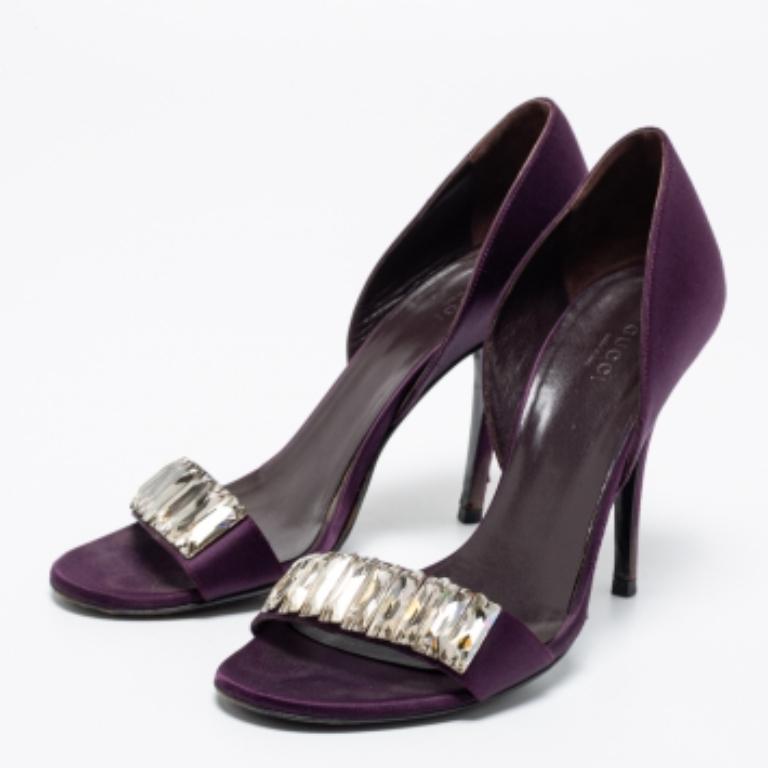 Gucci Sandalias D'orsay de satén púrpura con adornos de cristal talla 37.5 en venta 3