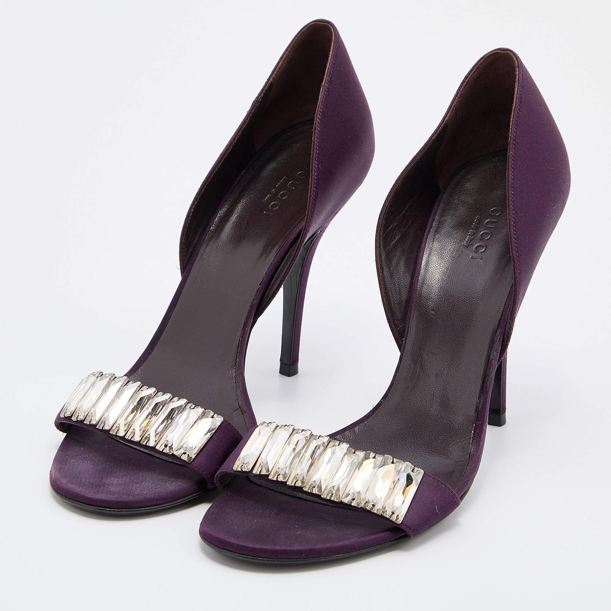 These sandals will offer you both luxury and comfort. Made from quality materials, they come in a versatile shade and are equipped with comfortable insoles.