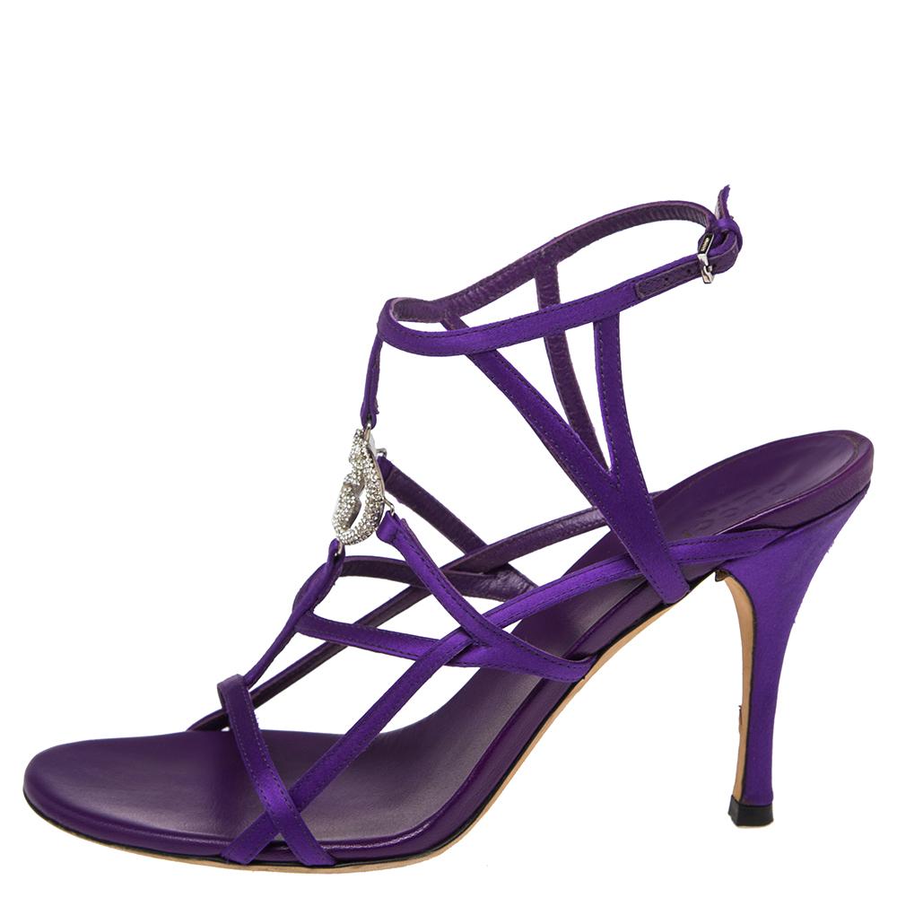 Gucci is a top name for stylish sandals like this pair. Made of purple satin, the sandals bring slim straps, open toes, the GG logo on the uppers, ankle buckle fastening, and 10 cm heels.

