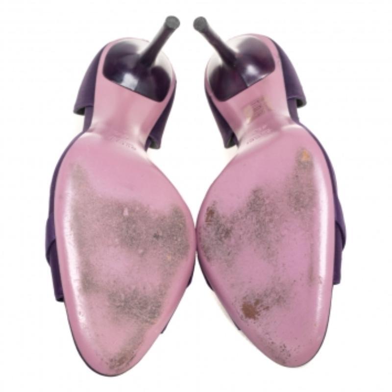 As you walk in these beautiful sandals from the House of Gucci you will certainly attract attention. They are made from purple satin on the exterior and feature a decorative Horsebit motif on the peep-toes. They come with pointed toes and a