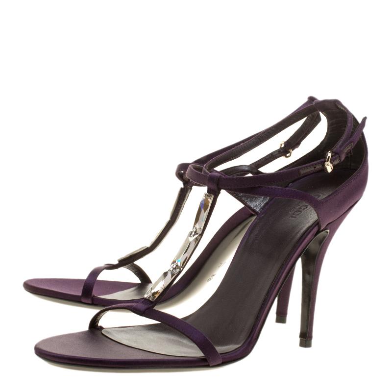 Gucci Purple Satin T-strap Sandals Size 40.5 In Excellent Condition In Dubai, Al Qouz 2