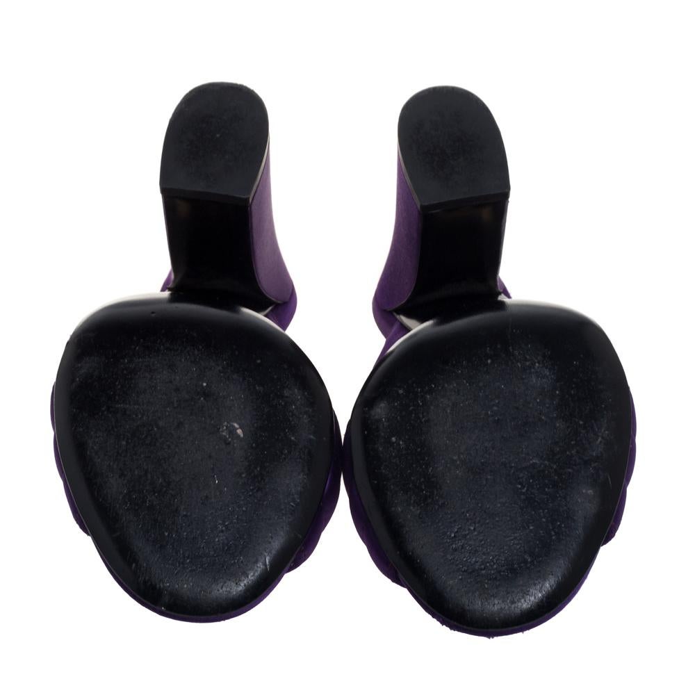 Gucci Purple Satin Webby Quilted Block CrissCross Sandals Size 37.5 In Good Condition In Dubai, Al Qouz 2
