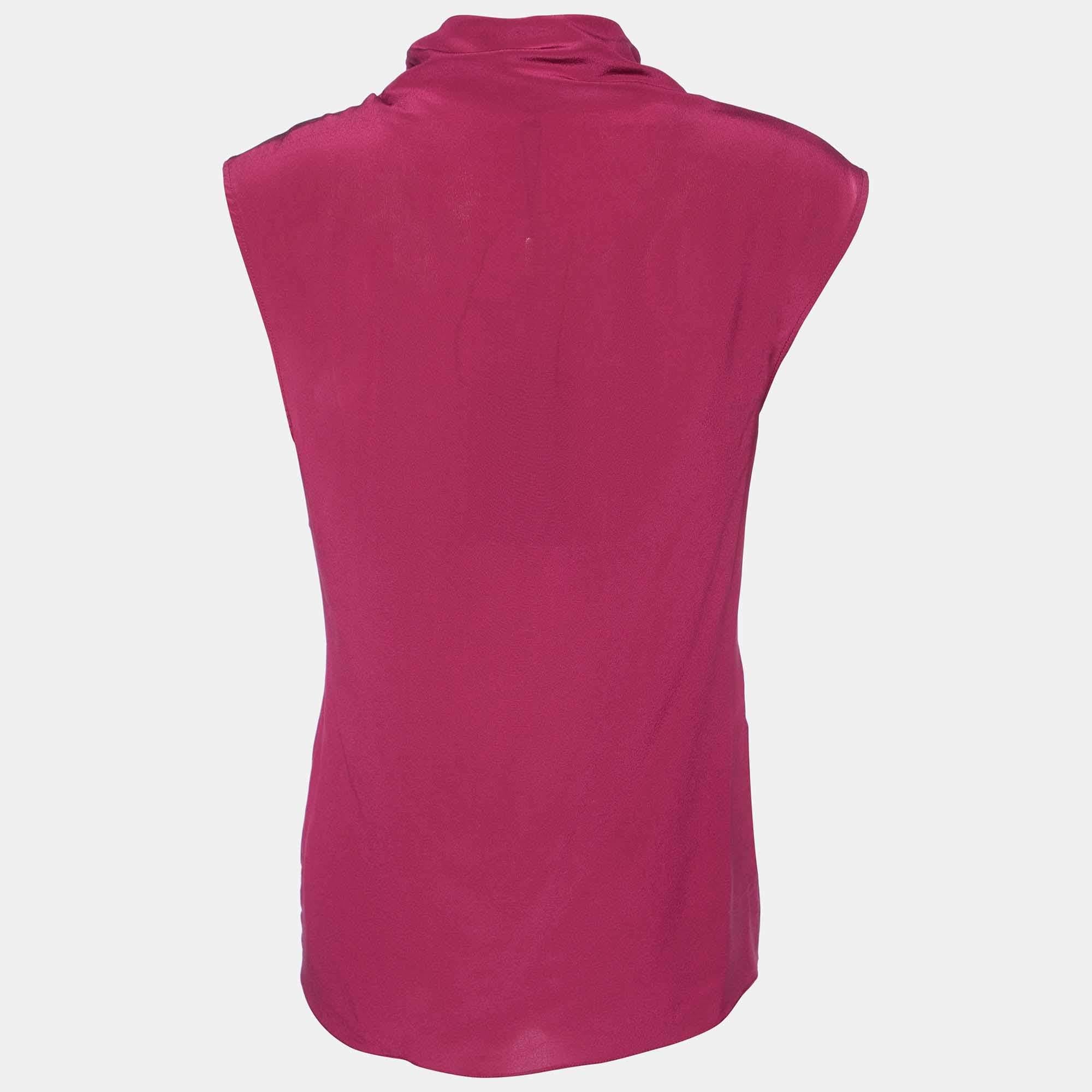 Find great style and comfort while wearing this designer blouse. Tailored using the best fabric the creation has been given immense detail. Style it with trousers and heels.
