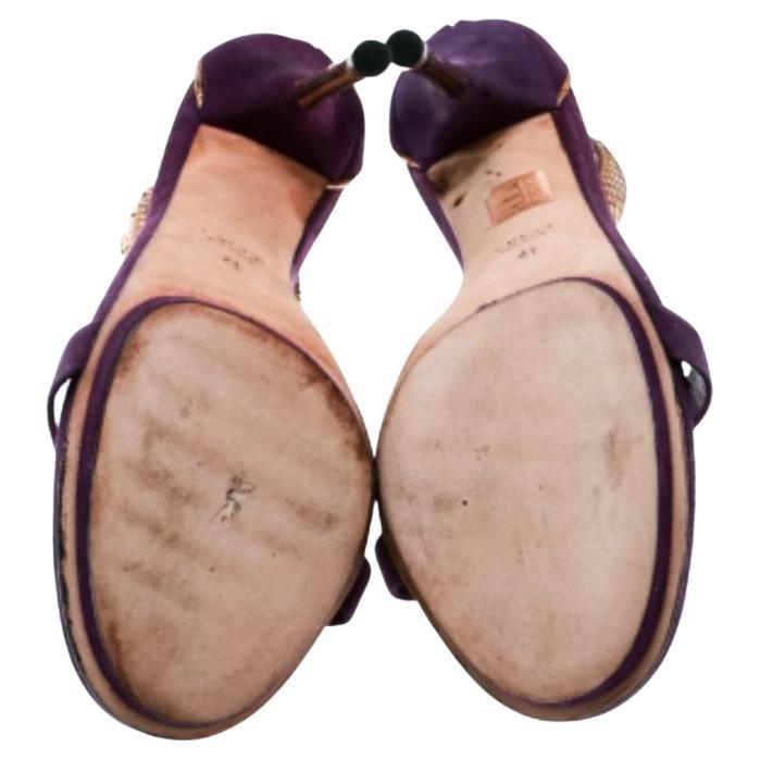Magnifiques et glamour, ces sandales de Gucci ne manqueront pas d'ajouter des étincelles de luxe à votre garde-robe ! Ces sandales violettes sont confectionnées en daim et en python métallisé et présentent une silhouette à bout ouvert. Elles sont