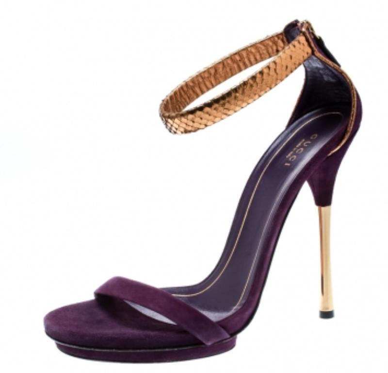 Gucci Sandales Kelis à lanières en daim violet et python métallisé taille 41 Bon état - En vente à Dubai, Al Qouz 2
